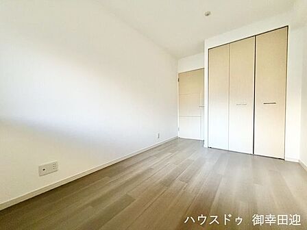 ■洋室(2)■寝室、書斎、趣味の部屋。家族の成長やライフスタイルに合わせ、様々な使い方ができる快適な空間です。