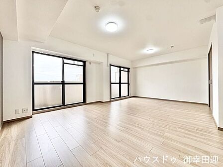 ■安らぎと笑顔の中心地■陽光が優しく降り注ぎ、会話が自然と弾む。ここでは、毎日が特別な時間へと変わります。