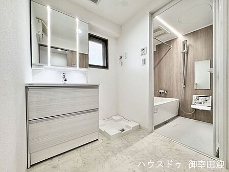 ■清々しいリフレッシュ空間■自分を磨き、気持ちを切り替える。心地よい光が差し込むプライベートスペース。