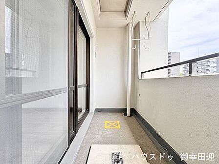 ■空の下の開放的な特等席■日光浴や読書、外の空気を感じながらリフレッシュ。暮らしを豊かにする、もう一つの心地よい空間です。