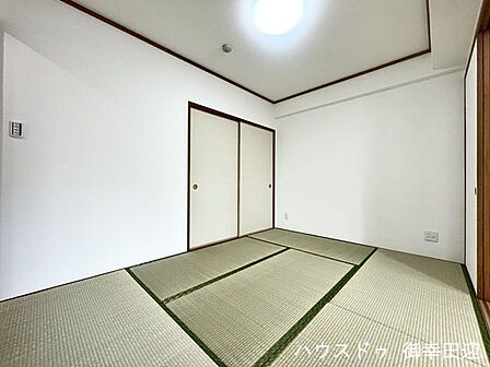 ■6帖和室■ゲストをもてなし、昼寝や家事にも使える、畳のぬくもりが心地よい多目的万能スペース。