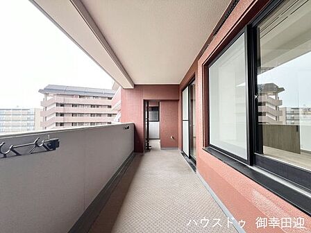■空の下の開放的な特等席■日光浴や読書、外の空気を感じながらリフレッシュ。暮らしを豊かにする、もう一つの心地よい空間です。