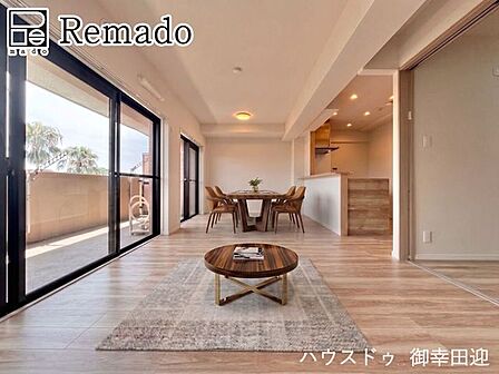 ■家族の笑顔が集う中心地■お気に入りの家具を迎え、窓からは心地の良い光が差し込みます。※CGで家具を配置しています。