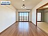 リビング/ダイニング：キッチンから奥に空間が広がる縦長のリビングは、壁面に大きい家具を配置すると動線をしっかりと確保できます