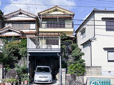 外観：車庫にはハイルーフ車を駐車可能！