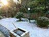 その他：雪化粧の庭が輝く冬の風景。南から明るい光が降り注ぐ広々とした空間で、贅沢なひとときを。