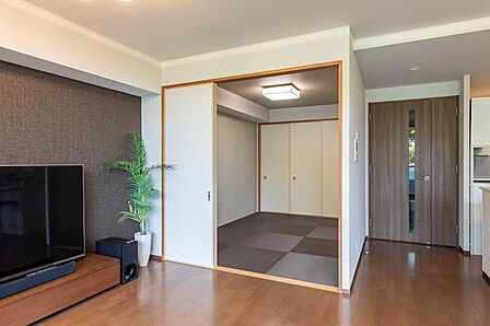 LDK横にモダンな和室を設けることにより、LDKの開放感を保ちつつ子供の遊び場や来客用など多目的に使用でき、生活の利便性が格段に向上します。