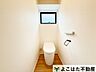 トイレ：トイレは住まいの基本性能が問われる場所。壁や床の汚れが落ちやすく、掃除の手間を少なくできる仕様により、いつでも衛生的に保つことができます。日々の暮らしに寄り添い、清潔で快適な時間を届けます。