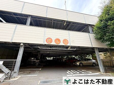 駐車スペースはコンクリートの為、雨の日の乗り降りもラクラク！また、外観のデザインも明るめの印象になります。