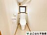 トイレ：窓から自然光が差し込む明るいトイレで、1日の始まりも気持ちよく。お子様も安心して使える、明るく清潔な空間です。