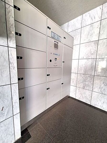 不在時でも荷物を受け取れる便利な宅配BOX付き。忙しい毎日の暮らしをサポートします。