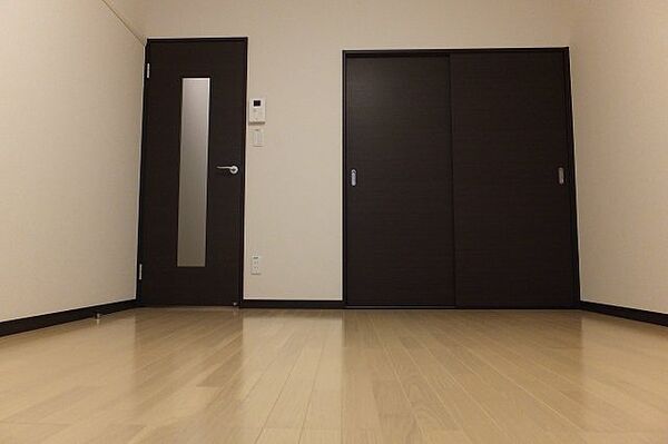 画像6:左が廊下へのドア。右はクローゼットです♪