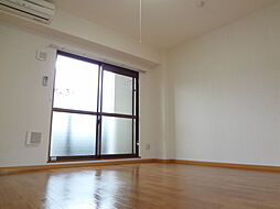 リバーレイクヒルズ 101 1階ワンルームのリビング/ダイニング