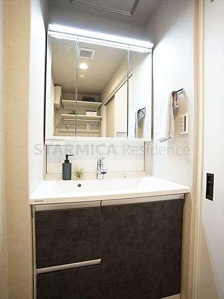 コンパクトでシンプルな3面鏡化粧台は使いやすさに拘った設計