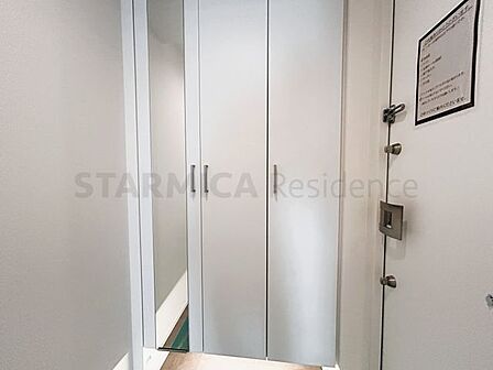 下足入れの横には全身鏡付きで身だしなみチェックができます