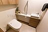 トイレ：落ち着きのあるホテルライクなトイレ空間。内手洗いがあるので、朝の忙しい時間帯などにも嬉しい設備です。