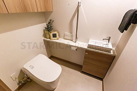 落ち着きのあるホテルライクなトイレ空間。内手洗いがあるので、朝の忙しい時間帯などにも嬉しい設備です。
