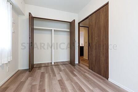 お部屋には容量たっぷりのクローゼット付きでお洋服やかさばる荷物もすっきり整理できます