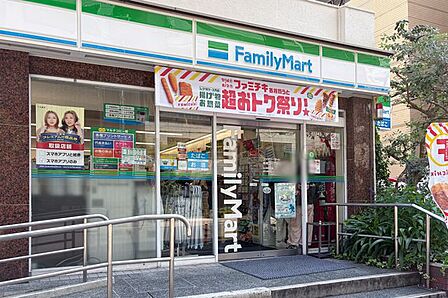 ファミリーマート南堀江一丁目店 徒歩0分。 1m