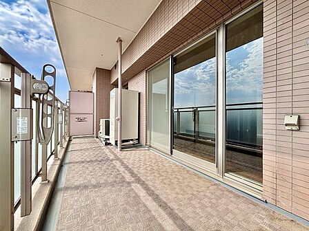 マンションならではの広いバルコニー