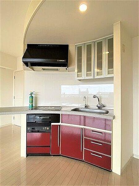 赤が印象的なシステムキッチン　※同タイプ別住戸の参考写真