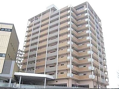 外観：ブラウンを基調とした、上品でスタイリッシュな外観タイル貼りのマンション！安心のオートロックや管理人室を備え、防犯・管理体制も良好です。都会的で洗練された佇まいが、住まう喜びと安心感を高めます。