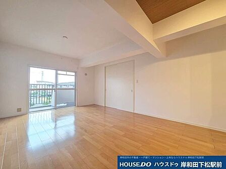 たっぷりの自然光が差し込む明るく開放的なリビングルームです!窓の外にはバルコニーが広がり、心地よい風と光を感じられます。家族団らんの時間をゆったりと快適に過ごせる魅力的な空間です!