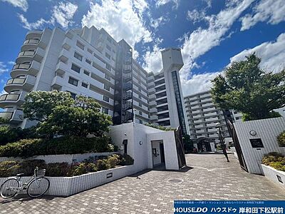 外観：青空に映える白を基調とした洗練された外観です。手入れが行き届いた清潔感のある佇まいで、安心感のある住環境が整っています。敷地内もすっきりと整備されており、心地よい毎日を演出します！