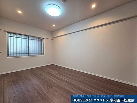 ゆったりとした広さを確保した洋室。大型ベッドを置いてもゆとりがあり、心身ともにリラックスできます