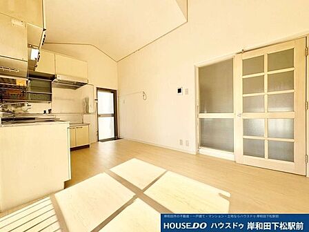 大きな窓からたっぷりの陽光が差し込む、明るく開放的なリビングダイニングです。使い勝手の良いシステムキッチンが備わっており、家族の顔を見ながら楽しくお料理ができます!