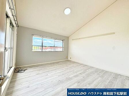 明るい光が差し込む、落ち着いた色合いのフローリングが魅力の洋室です。二面に窓がある開放的な空間で、心地よい風を感じながらゆったりとおくつろぎいただけます!