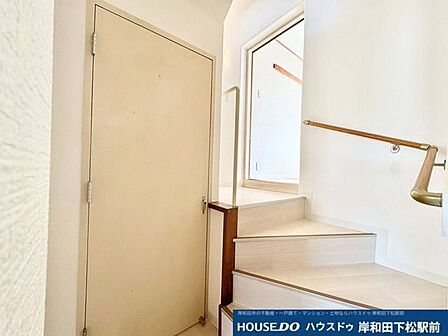 手すりが設置され、安全性に配慮された明るい階段・廊下スペースです。窓からの採光もあり、毎日の上り下りや移動を安心かつ快適にサポートしてくれる空間です!