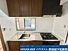 キッチン：木目調の落ち着いたデザインが魅力のシステムキッチンです。3口コンロでお料理の幅も広がります。上下に収納スペースがたっぷりと備わっており、キッチン周りをすっきりと保てます！
