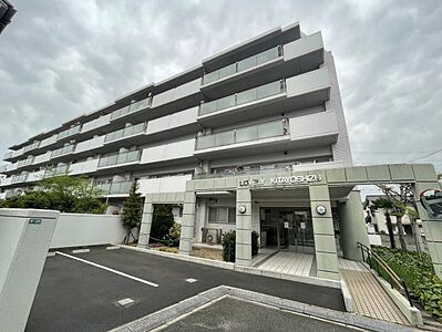 外観：東吉津町にある5階建て、3LDKのマンション。小学校まで徒歩約6分で、お子様の登下校が安心です。スーパーやコンビニも徒歩圏内にあり、生活にも大変便利な場所にありますよ！内覧のご予約お待ちしております。