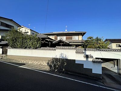 外観：福山市高美台にある中古住宅です。静かで落ち着いた暮らしを求める方や、和風住宅に魅力を感じる方におすすめです。塀や植栽に囲まれ、外部からの視線を遮り、プライバシーが重視されています。