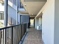共用廊下は幅広...