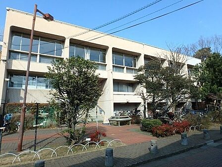 世田谷区立梅丘図書館 1110m