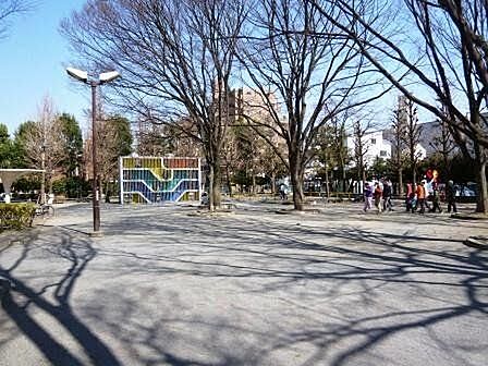 こどものひろば公園 810m