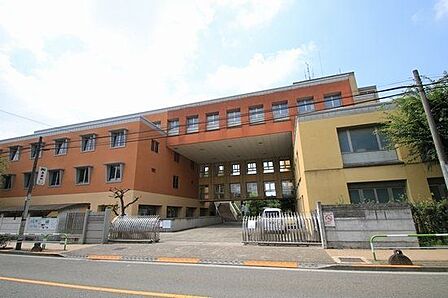中町小学校 530m
