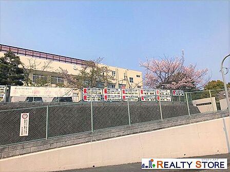 福岡市立片江中学校 徒歩23分。 1810m