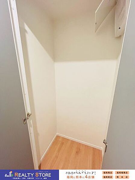 トイレ横の収納スペース♪