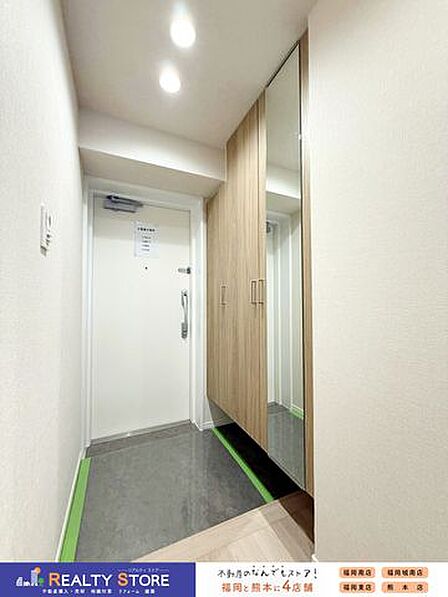 【玄関】スタイリッシュなデザインの玄関♪シューズボックスがついているので、玄関がスッキリ片付きます♪姿見もあるのでお出掛け前の身だしなみチェックに便利です♪