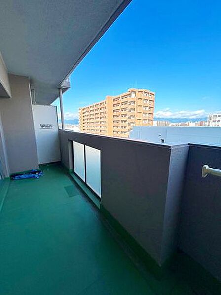 【バルコニー】陽当たり良好なバルコニー!お布団やたくさんのお洗濯物もしっかりと干すことが出来ます♪