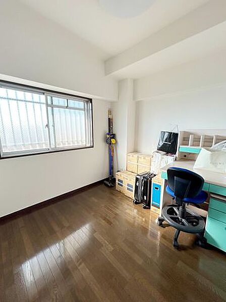 【洋室】腰高の窓で机やベッドなど家具の配置がしやすい洋室♪子供部屋にオススメ♪
