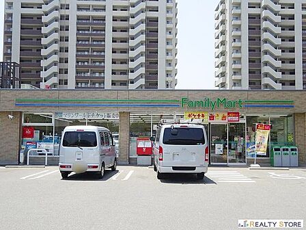 ファミリーマート福岡香椎照葉四丁目店 徒歩8分。 570m