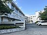 周辺：豊橋市立中野小学校、徒歩12分。 940m