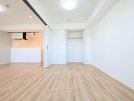 シンプルで家具を配置しやすく、ライフスタイルに合わせて幅広く活用できる洋室です。