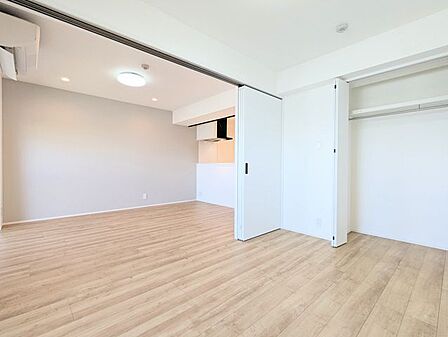 一日の疲れをゆっくりと癒やせる、落ち着いた雰囲気の寝室として使えるお部屋です。