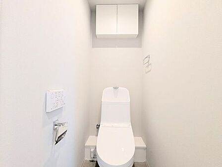 ～吊戸棚付きのトイレ写真～ 消耗品等の収納が可能で便利です！