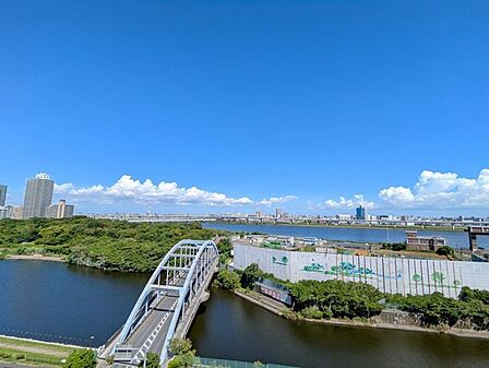 水辺を望み、穏やかで開放的な景色を楽しめます。